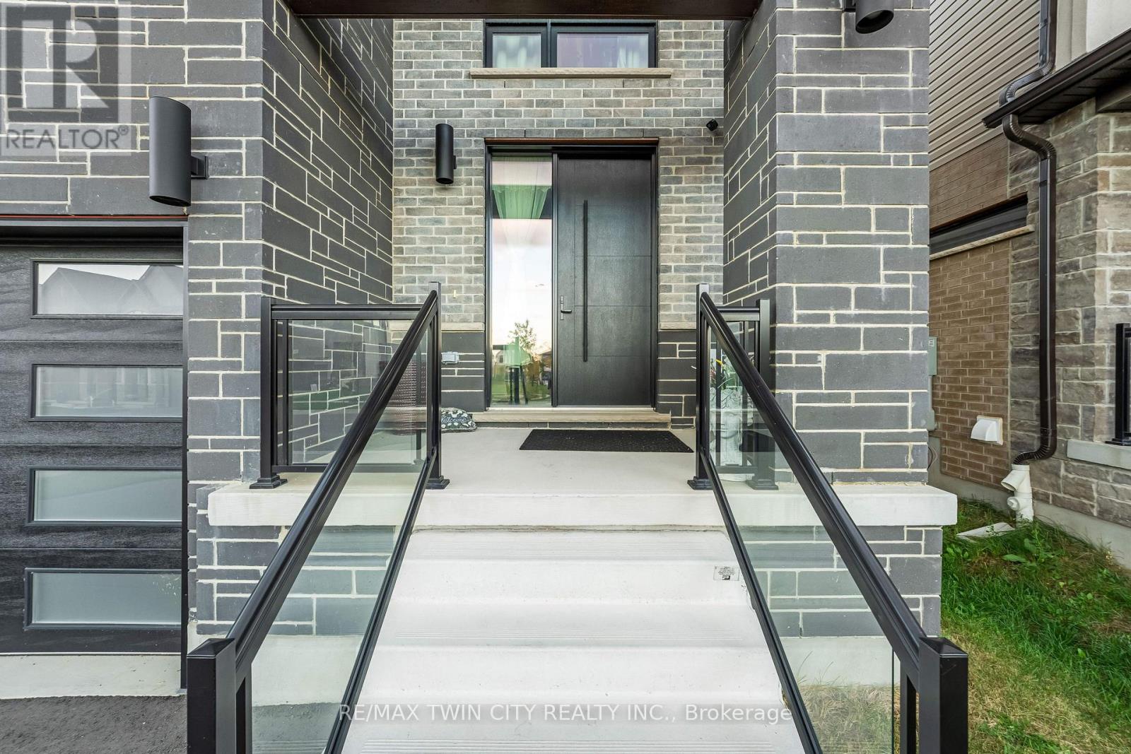 31 Jacob Detweiller Drive, Kitchener, Ontario  N2P 0K7 - Photo 3 - X14011554