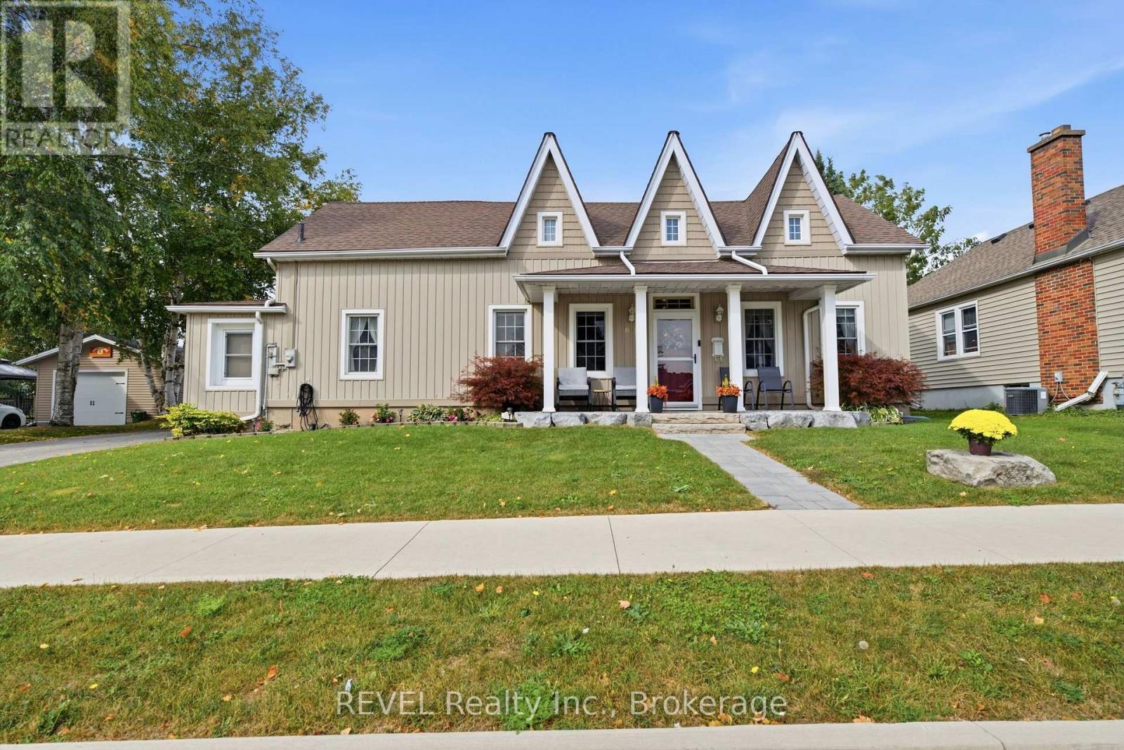 61 Queen Street N, Thorold, Ontario  L2V 2R2 - Photo 1 - X14015352