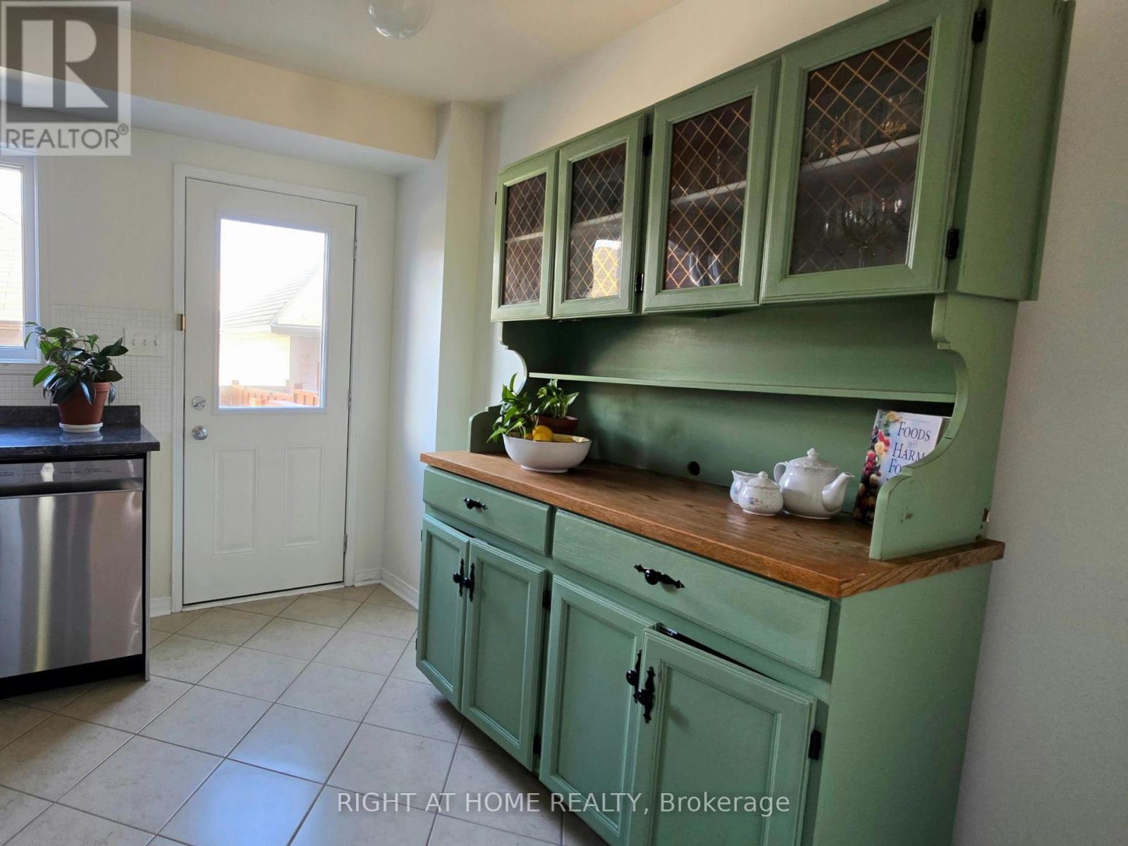 43 Brickworks Lane, Toronto, Ontario  M6N 5H8 - Photo 9 - W13867888
