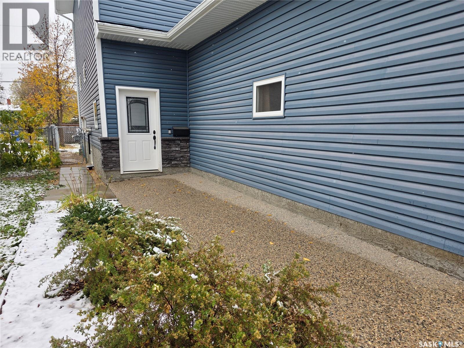 902 Connaught Street, Regina, Saskatchewan  S4T 0W9 - Photo 2 - SK050930