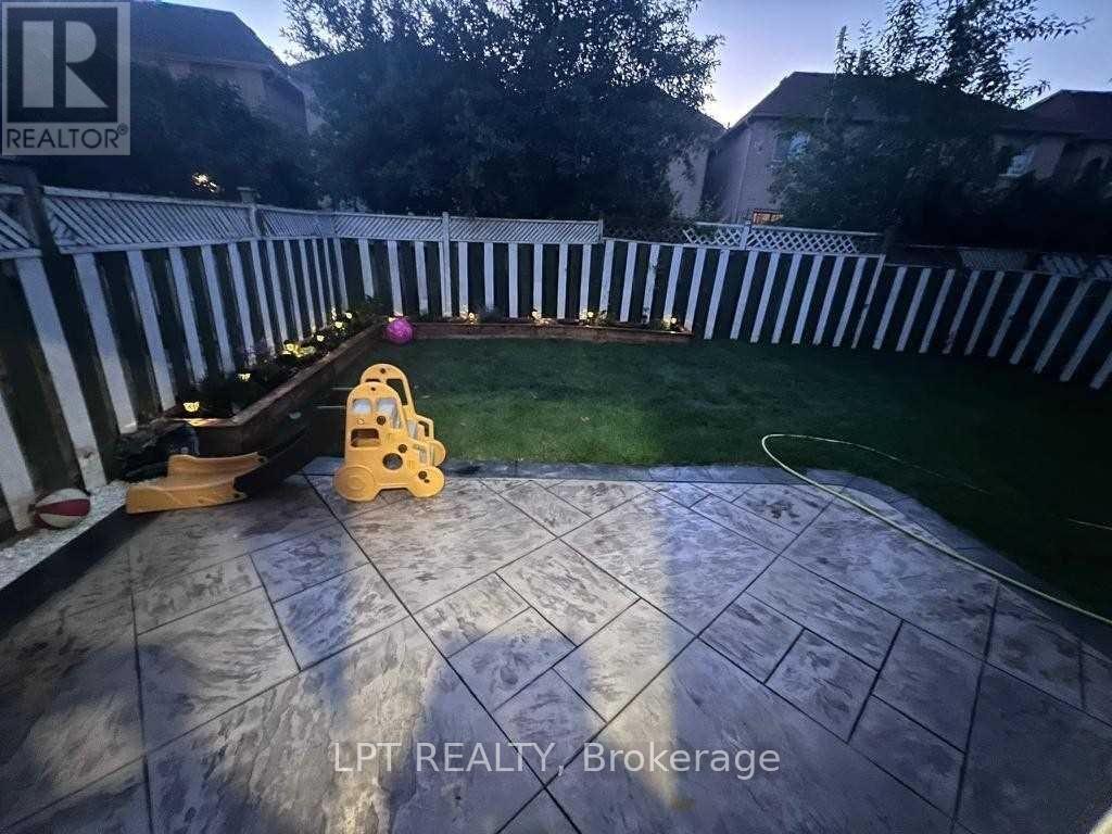 8 Banner Road, Brampton, Ontario  L6X 4K6 - Photo 3 - W14017108
