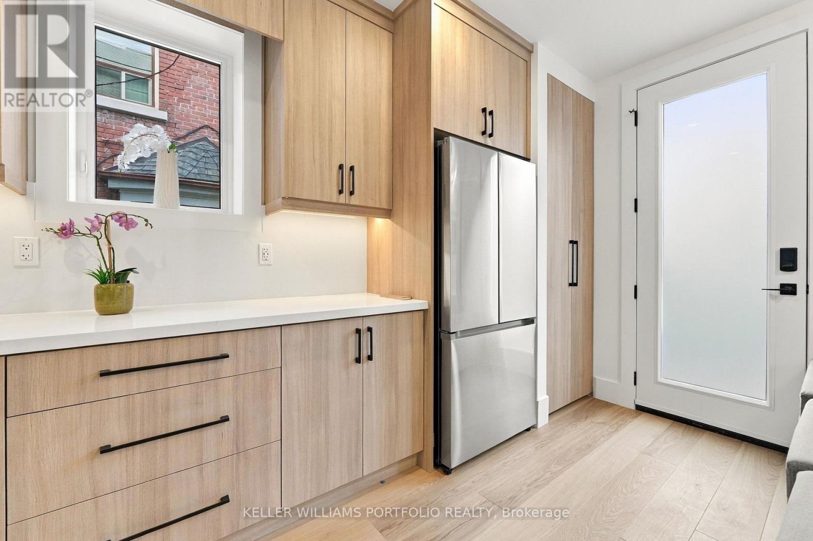 Main Fl - 173 Beatrice Street, Toronto (Palmerston-Little Italy), Ontario  M6G 3E9 - Photo 4 - C13880004