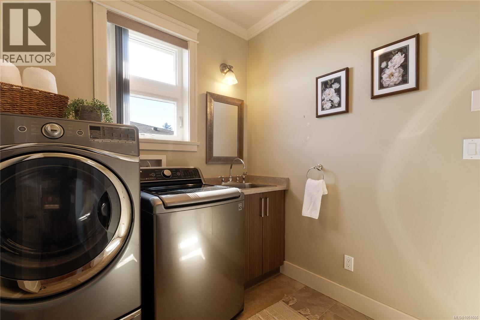 3387 Haida Dr