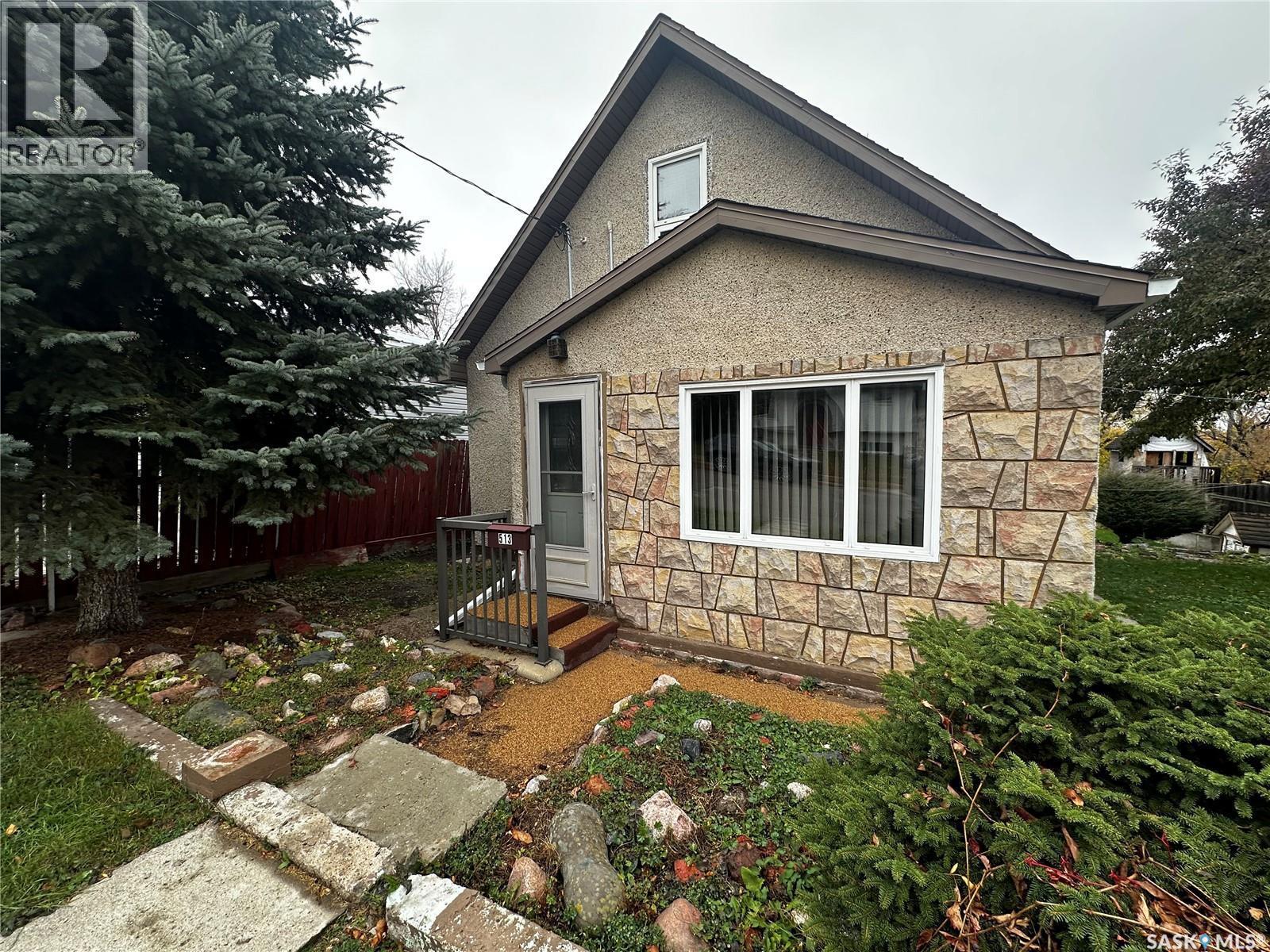 513 5th Avenue Se, Weyburn, Saskatchewan  S4H 1Y7 - Photo 2 - SK050963