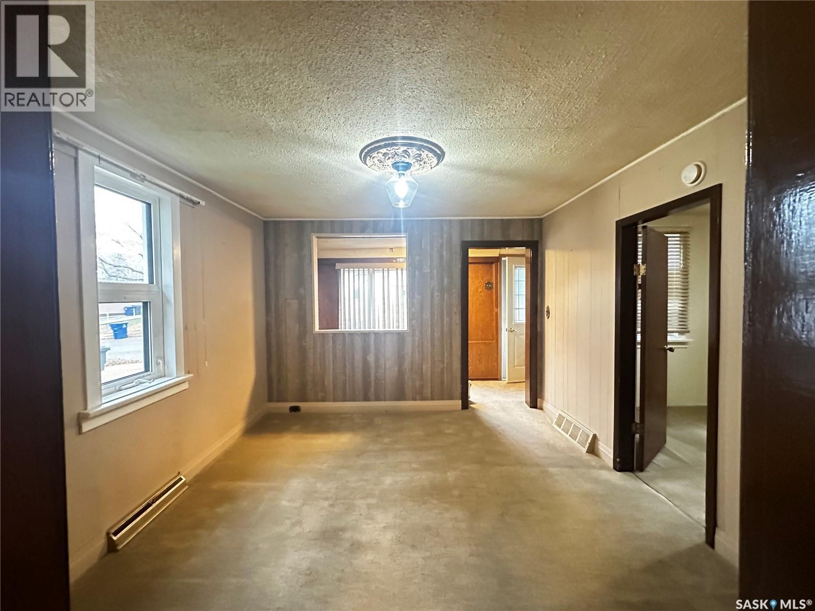 513 5th Avenue Se, Weyburn, Saskatchewan  S4H 1Y7 - Photo 6 - SK050963