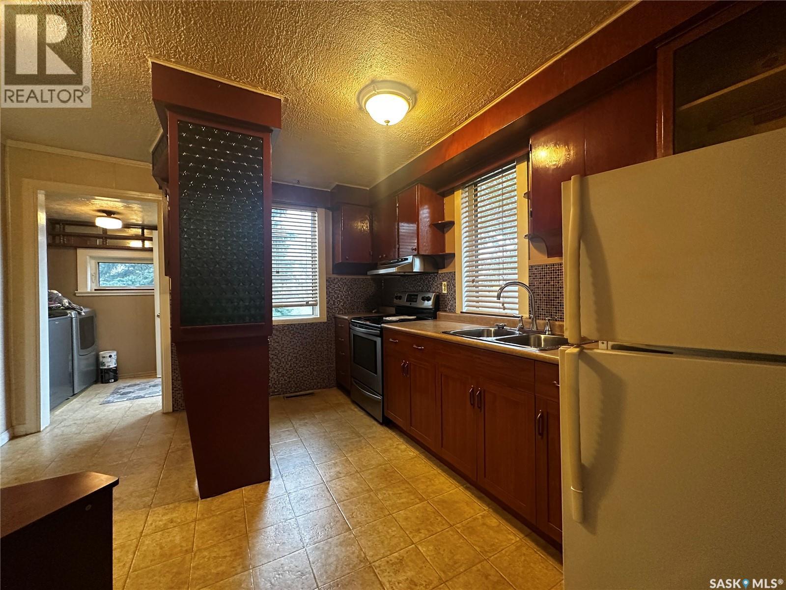 513 5th Avenue Se, Weyburn, Saskatchewan  S4H 1Y7 - Photo 8 - SK050963
