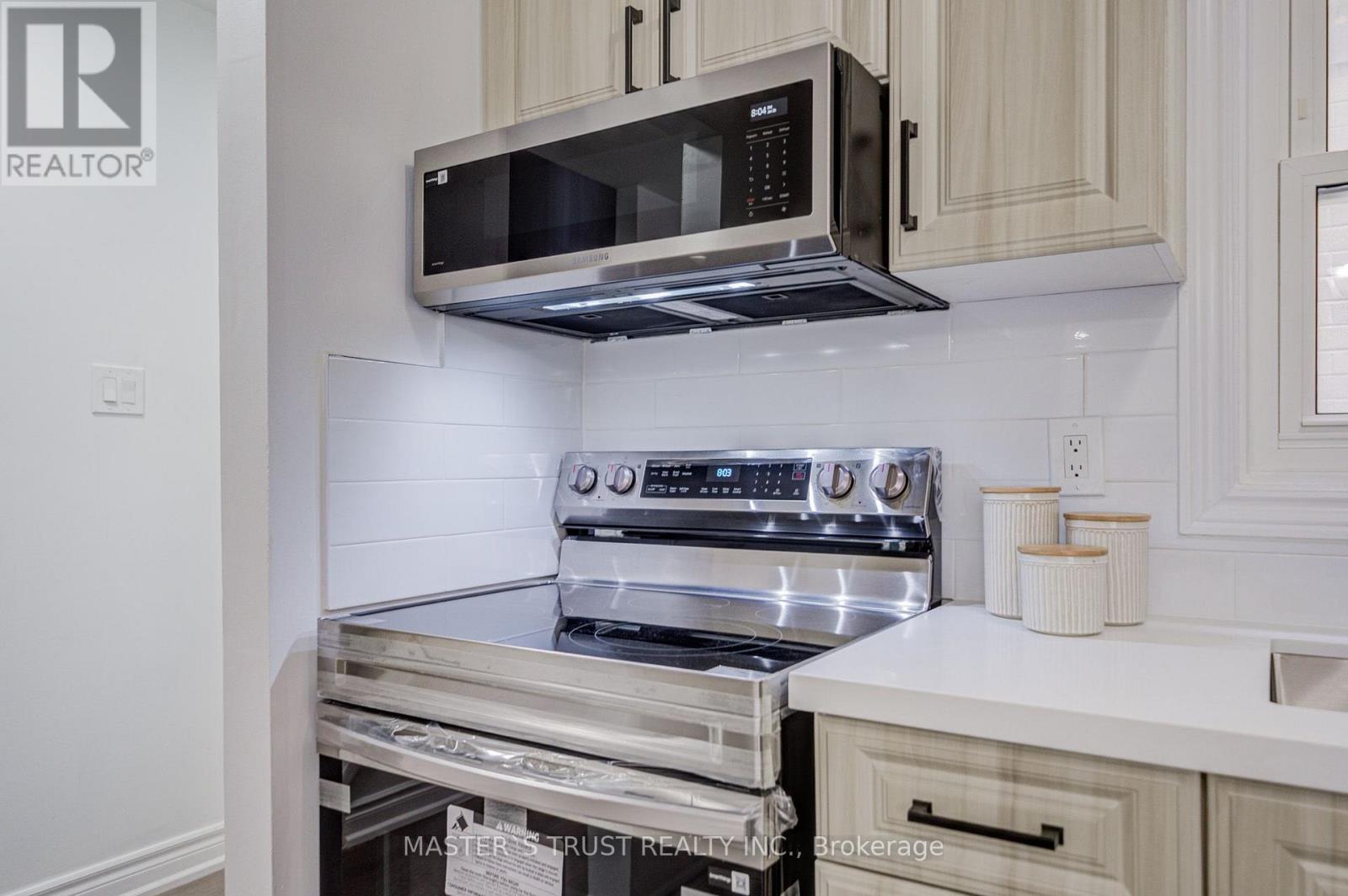 4 Gatsby Square, Brampton, Ontario  L6S 2H4 - Photo 3 - W14026460