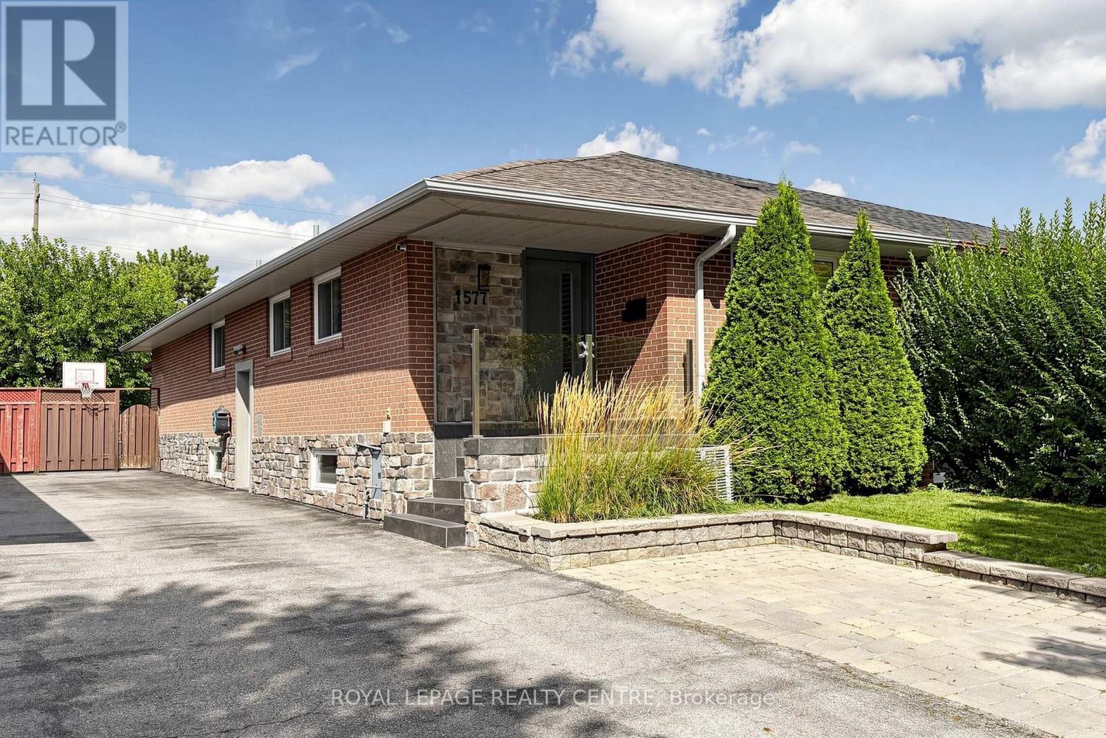 1577 Sandgate Crescent, Mississauga, Ontario  L5J 2E3 - Photo 1 - W14027352
