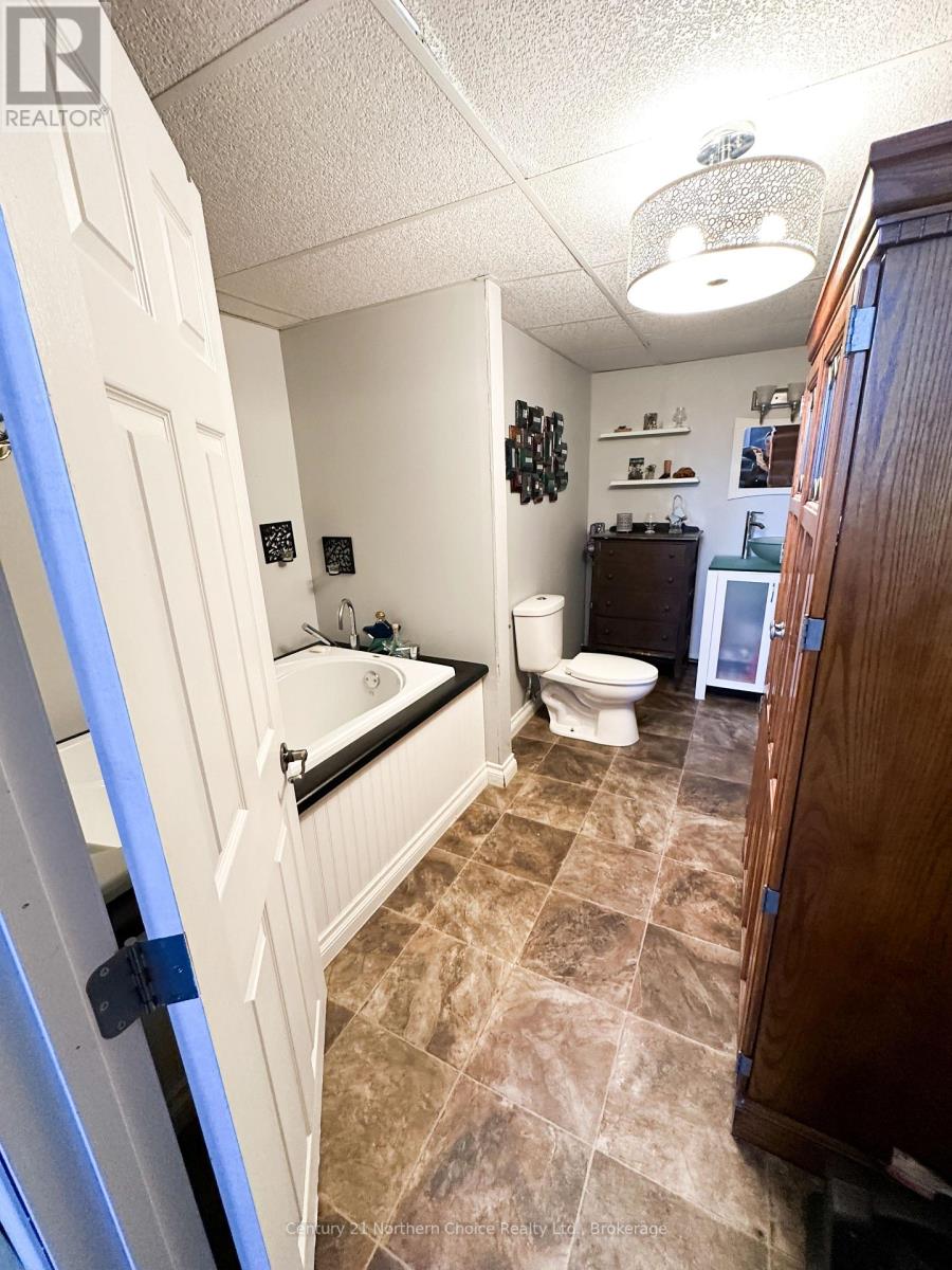 100 Detta Road, Red Lake, Ontario  P0V 1C0 - Photo 18 - X14026680