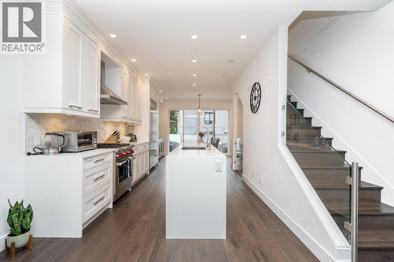 920 W 15TH AVENUE
