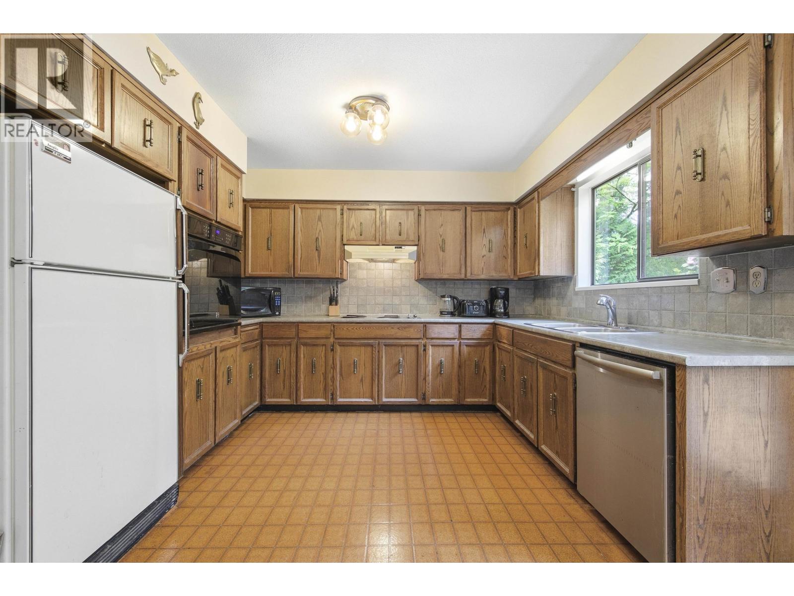 1215 Cypress Place, Port Moody, British Columbia  V3H 3Y7 - Photo 5 - R3174581