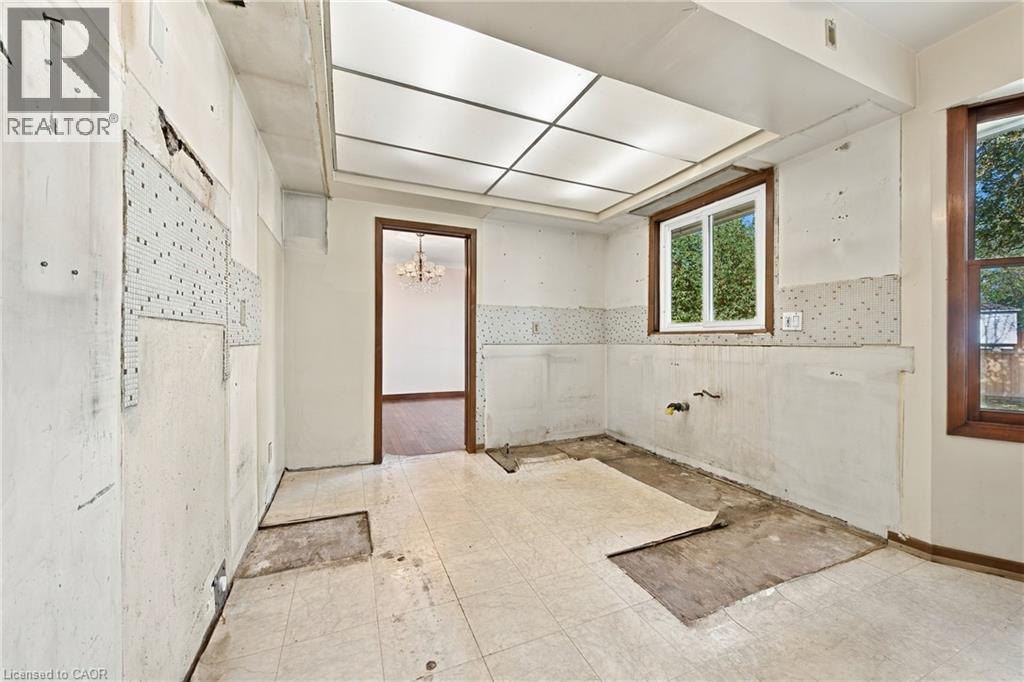 2429 Redfern Road, Burlington, Ontario  L7R 1Y1 - Photo 5 - 40868819