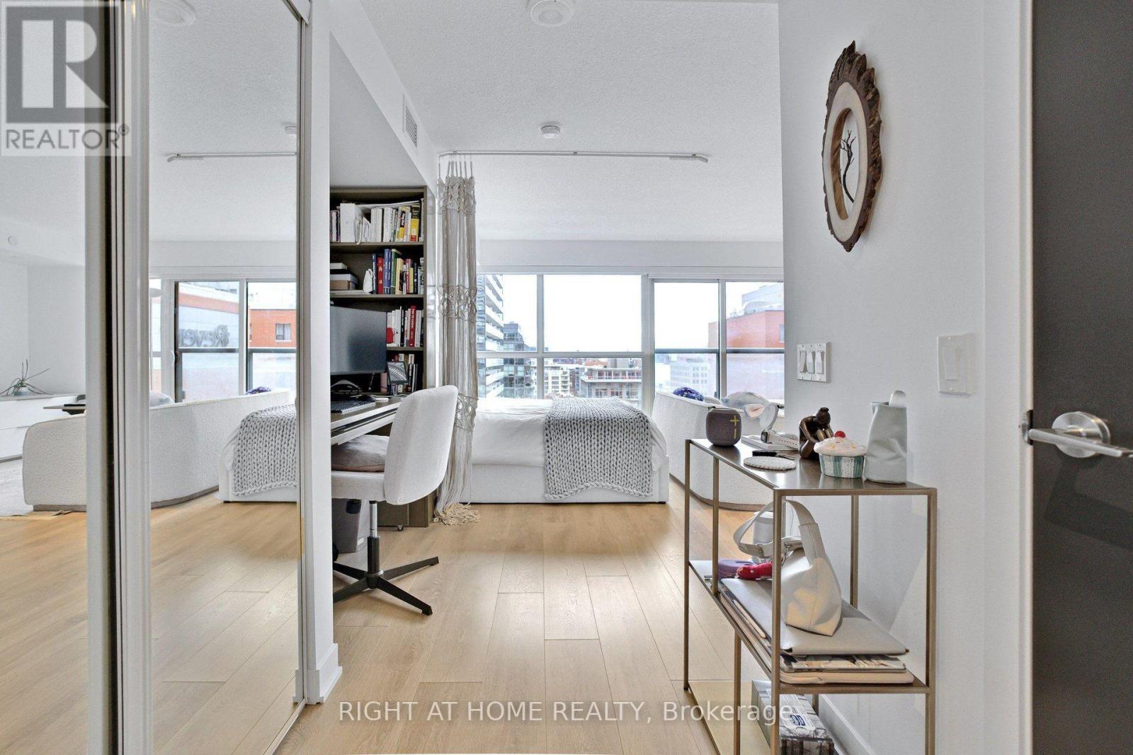 1406 - 87 Peter Street, Toronto, Ontario  M5V 0P1 - Photo 2 - C14027696