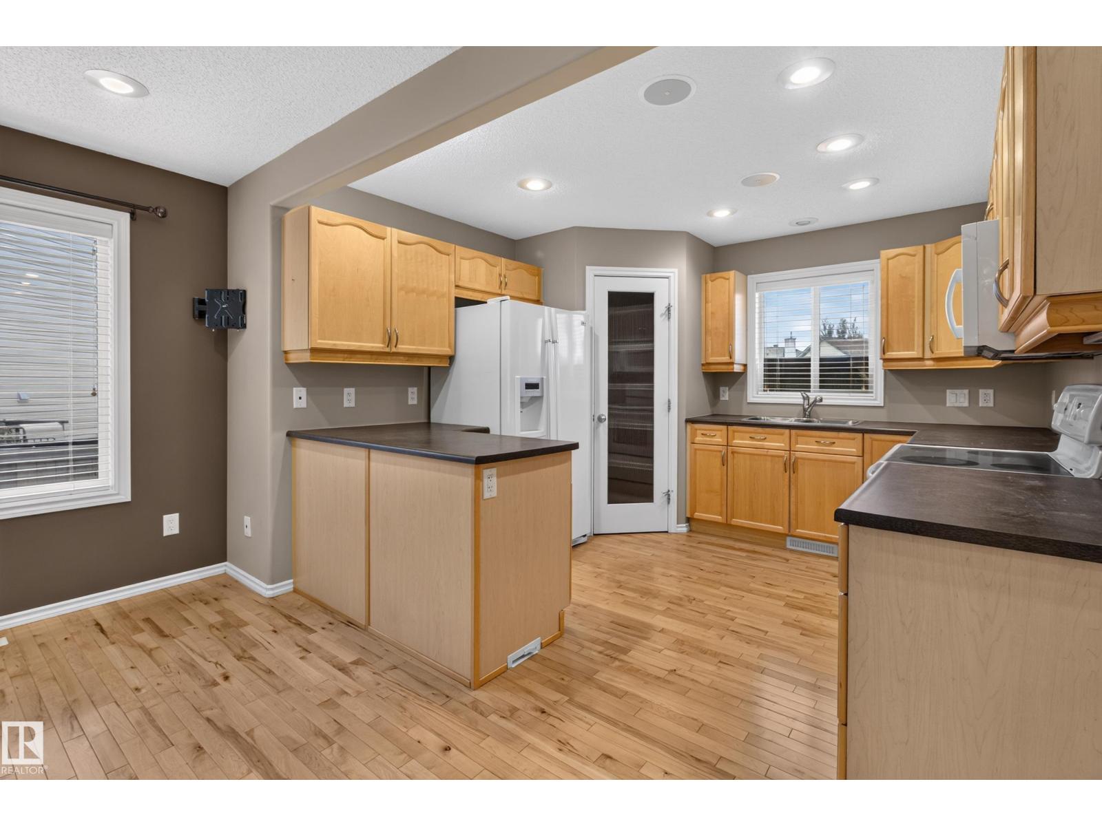 21215 92 AV NW