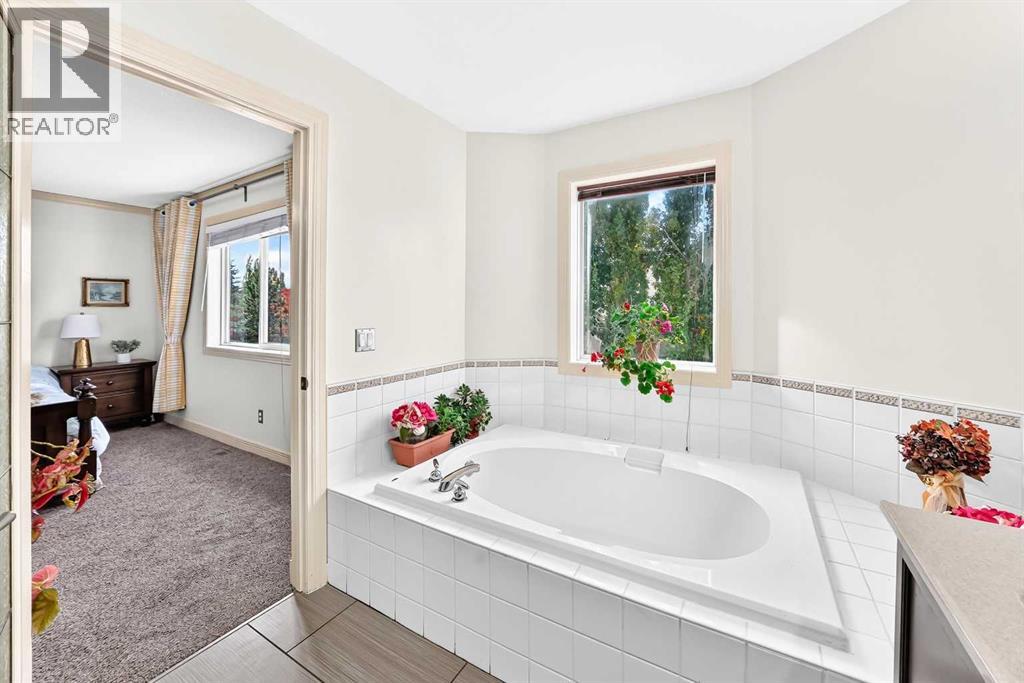 25 Discovery Ridge Hill Sw, Calgary, Alberta  T3H 4Y5 - Photo 25 - A2351539