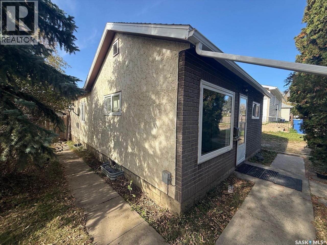811 109th Street, North Battleford, Saskatchewan  S9A 2C8 - Photo 2 - SK050961