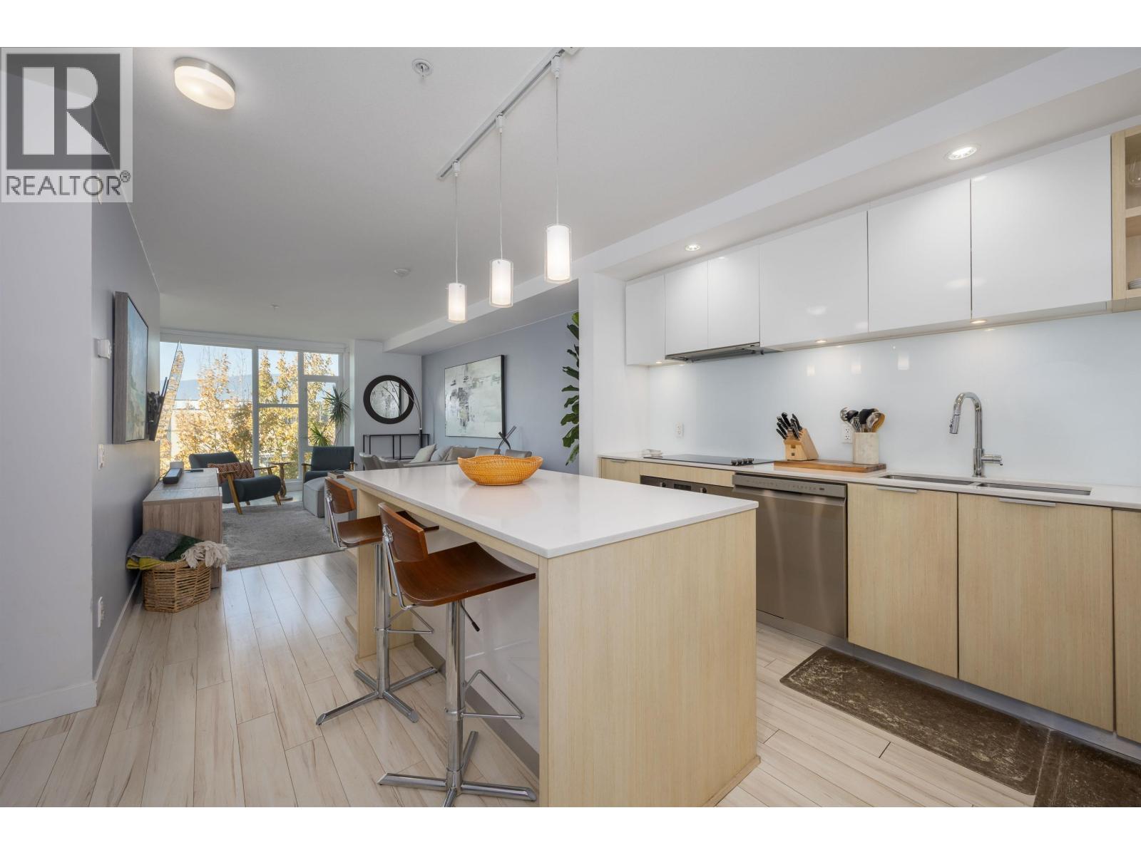 409 111 E 3rd Street, North Vancouver, British Columbia  V7L 0C6 - Photo 2 - R3174616
