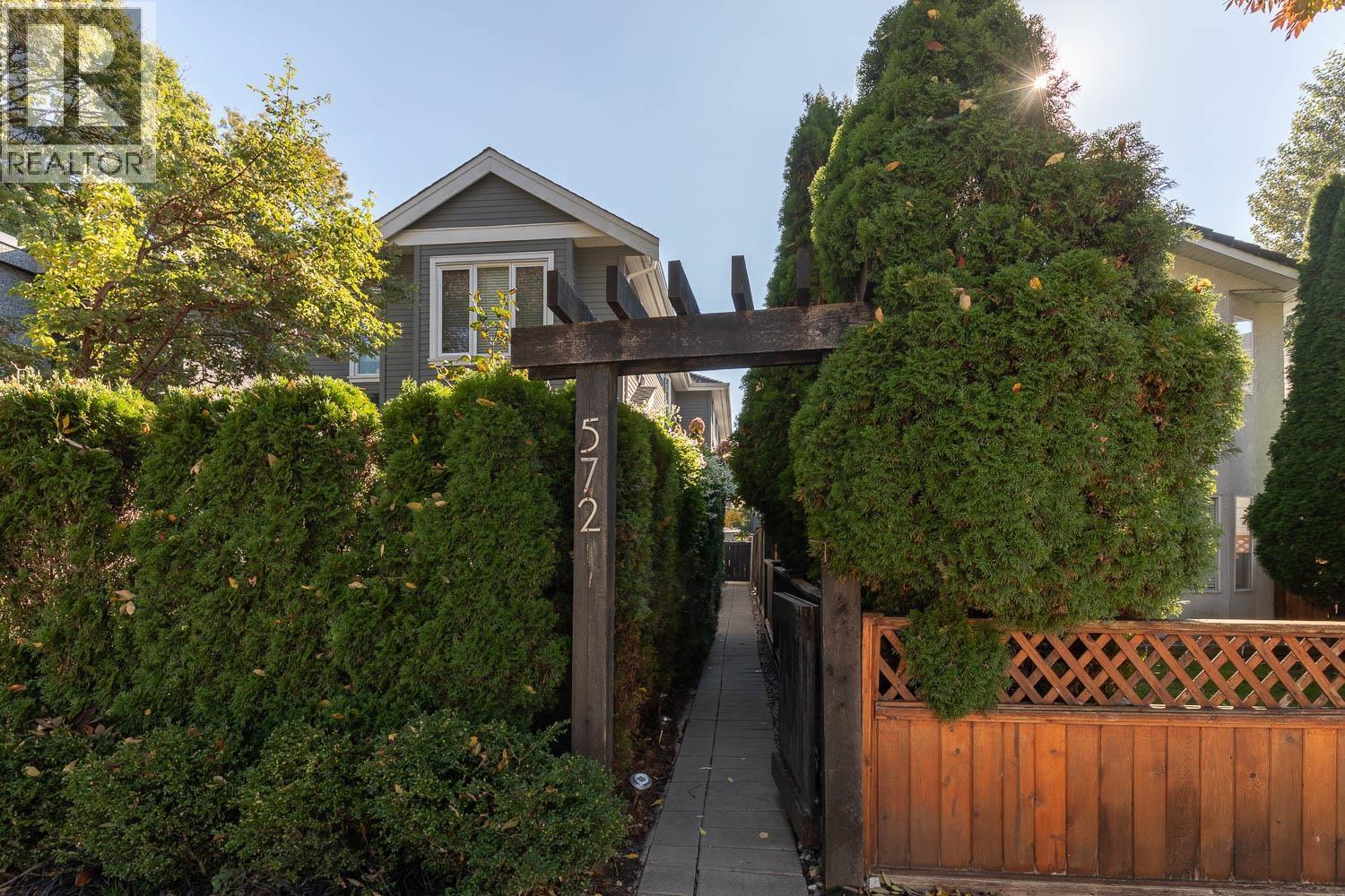 572 E 16th Avenue, Vancouver, British Columbia  V5T 2V2 - Photo 2 - R3174682