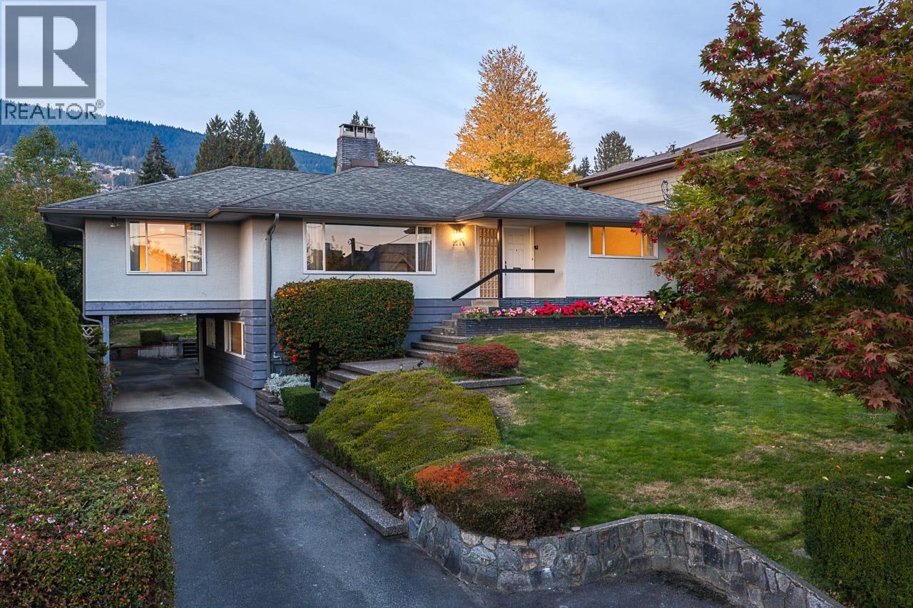 2265 Inglewood Avenue, West Vancouver, British Columbia  V7V 1Z7 - Photo 3 - R3174634