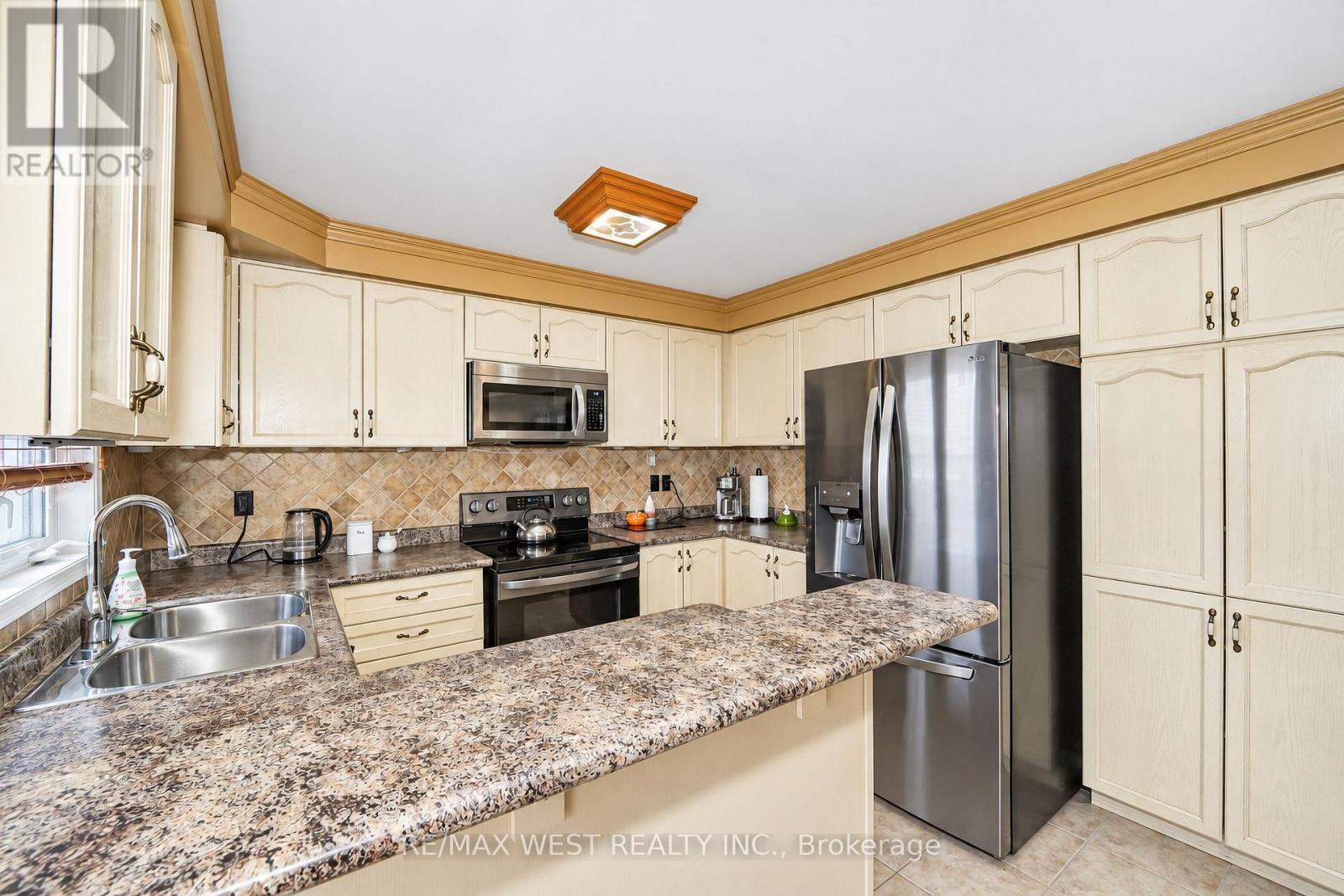 277 Queen Mary Drive, Brampton, Ontario  L7A 3L6 - Photo 4 - W14027938