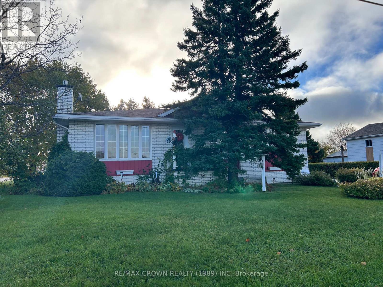 15 Lasalle Avenue, Kapuskasing, Ontario  P5N 2R8 - Photo 2 - T14027998