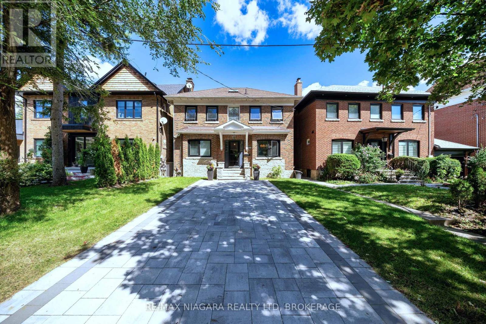 38 Yonge Boulevard, Toronto, Ontario  M5M 3G5 - Photo 2 - C14028018
