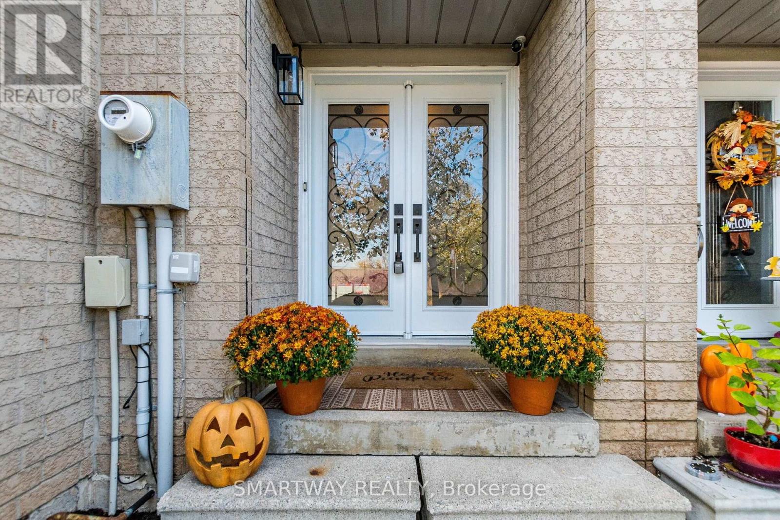 94 Goldenlight Circle, Brampton, Ontario  L6X 4N6 - Photo 4 - W14028300