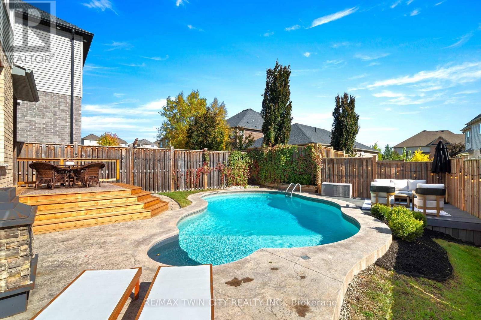 43 Frontier Drive, Kitchener, Ontario  N2P 0G3 - Photo 2 - X14028050