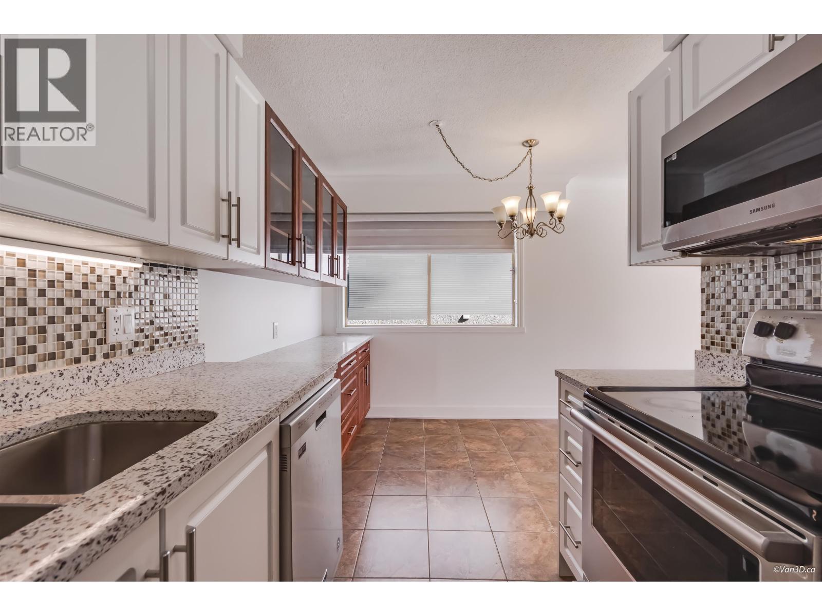 111 235 E 13th Street, North Vancouver, British Columbia  V7L 2L6 - Photo 2 - R3174748