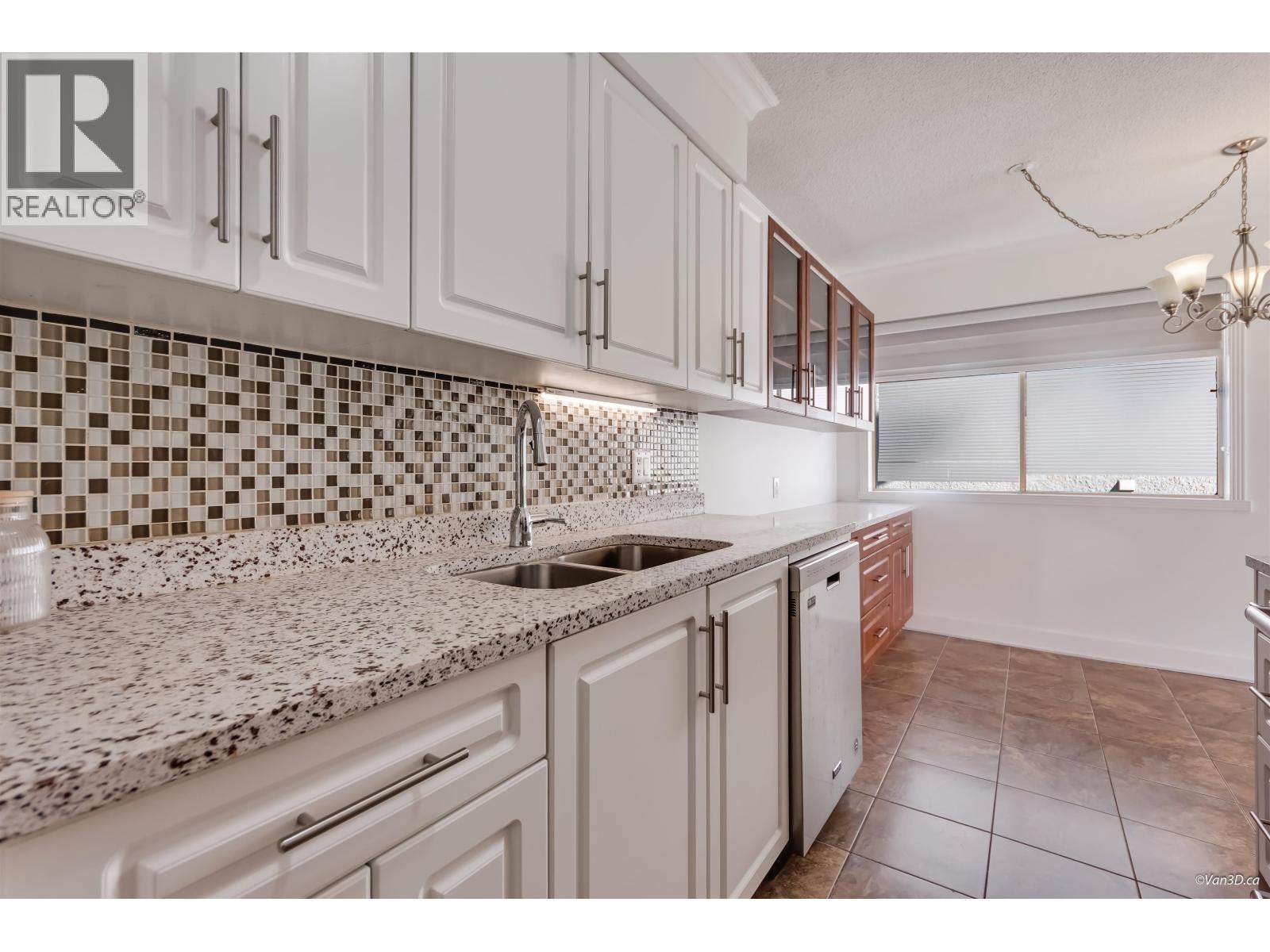 111 235 E 13th Street, North Vancouver, British Columbia  V7L 2L6 - Photo 3 - R3174748