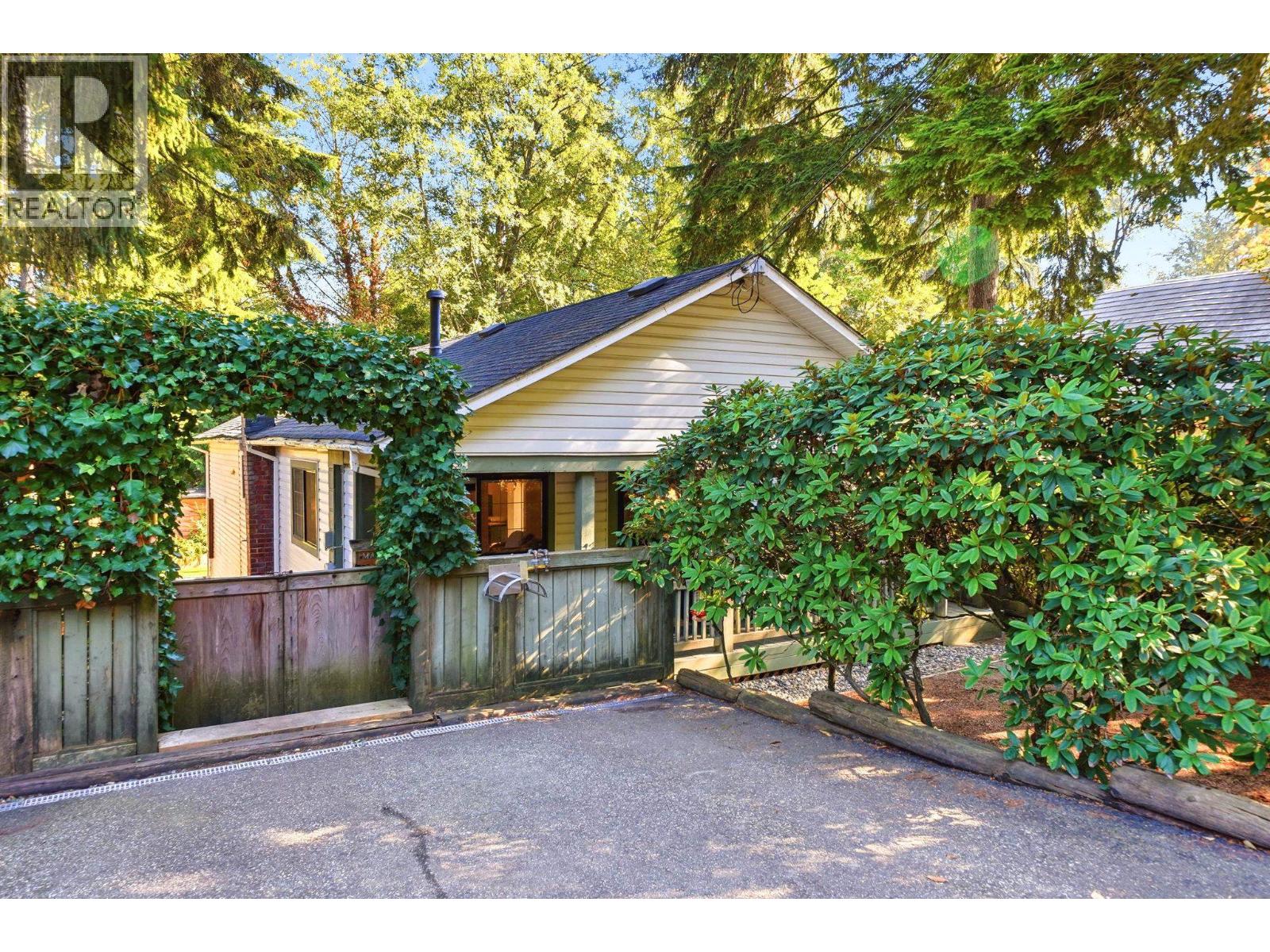 1720 Deep Cove Road, North Vancouver, British Columbia  V7G 1S5 - Photo 2 - R3174757