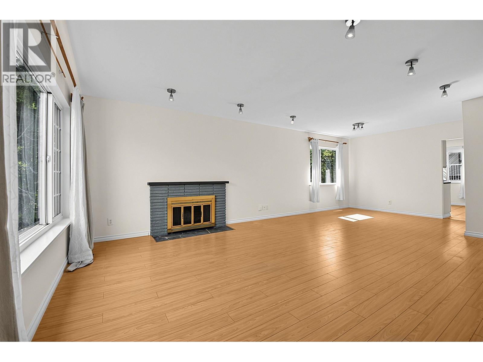 2216 E 41st Avenue, Vancouver, British Columbia  V5P 1L6 - Photo 2 - R3174720