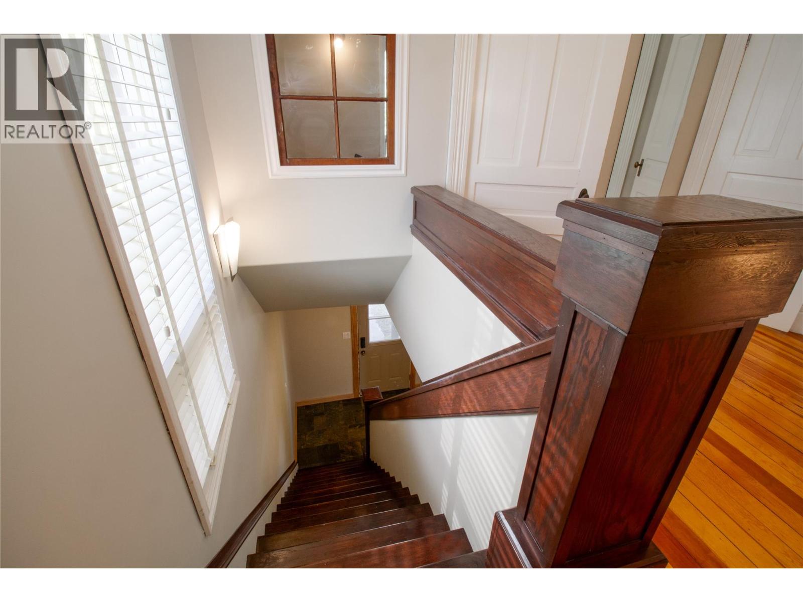 215 Sixth Street E
