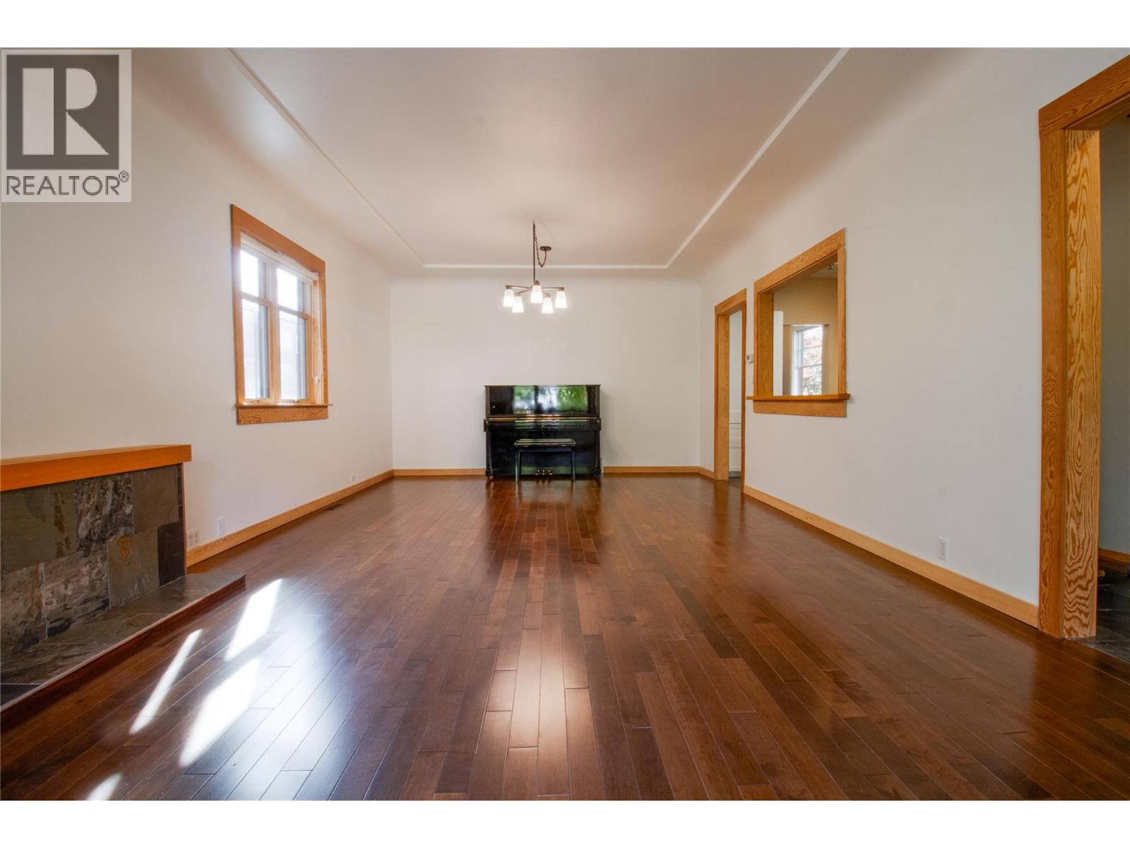 215 Sixth Street E