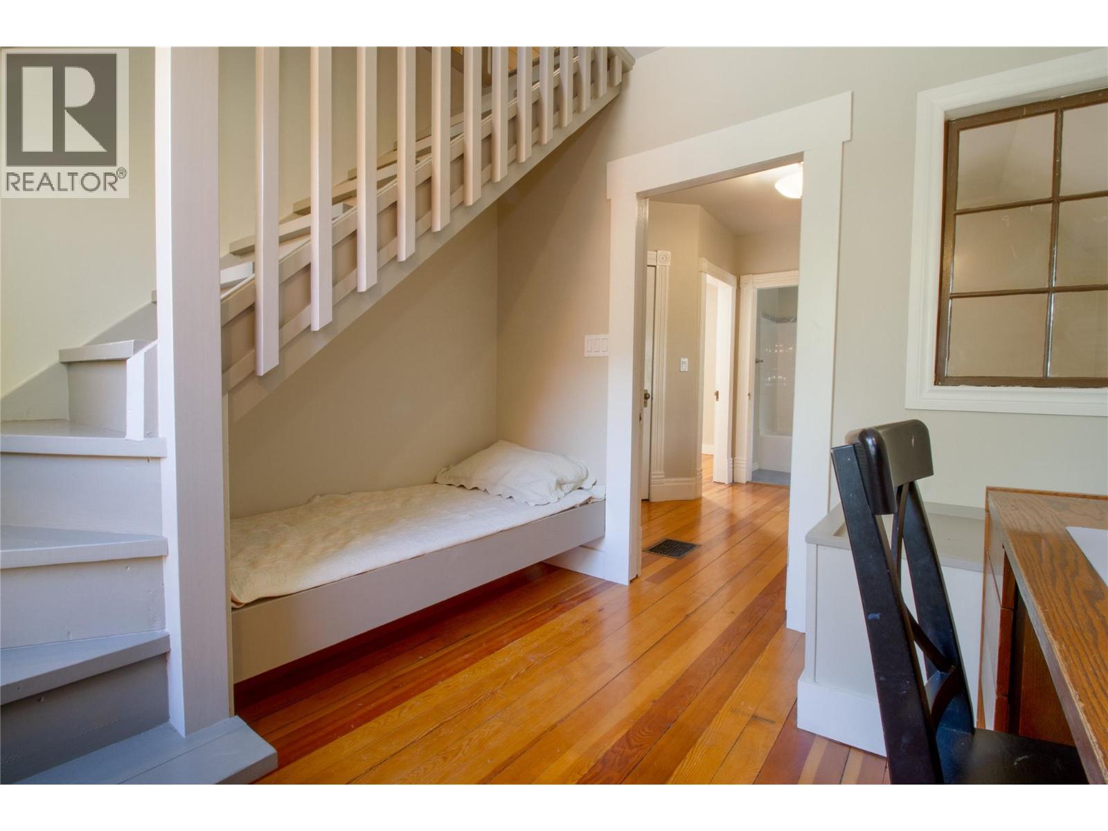 215 Sixth Street E