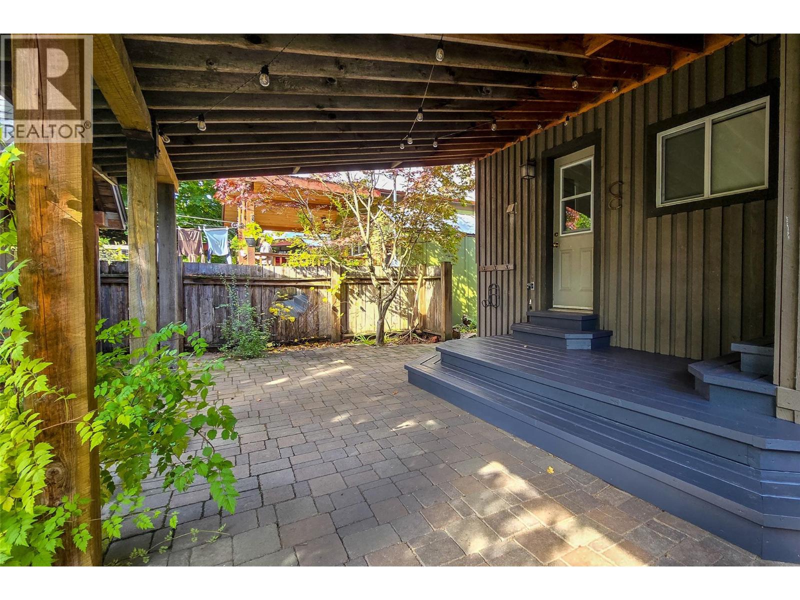 215 Sixth Street E