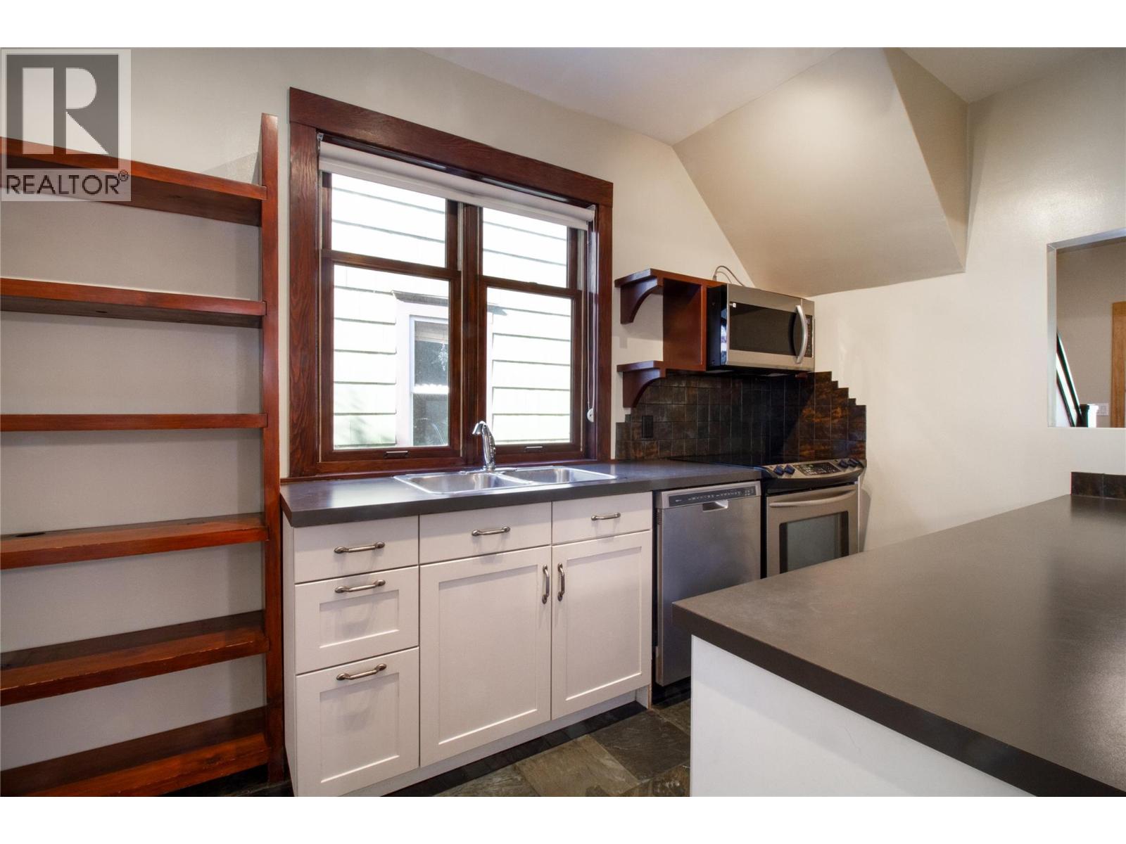 215 Sixth Street E