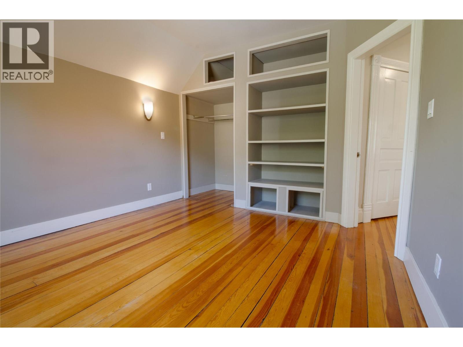 215 Sixth Street E