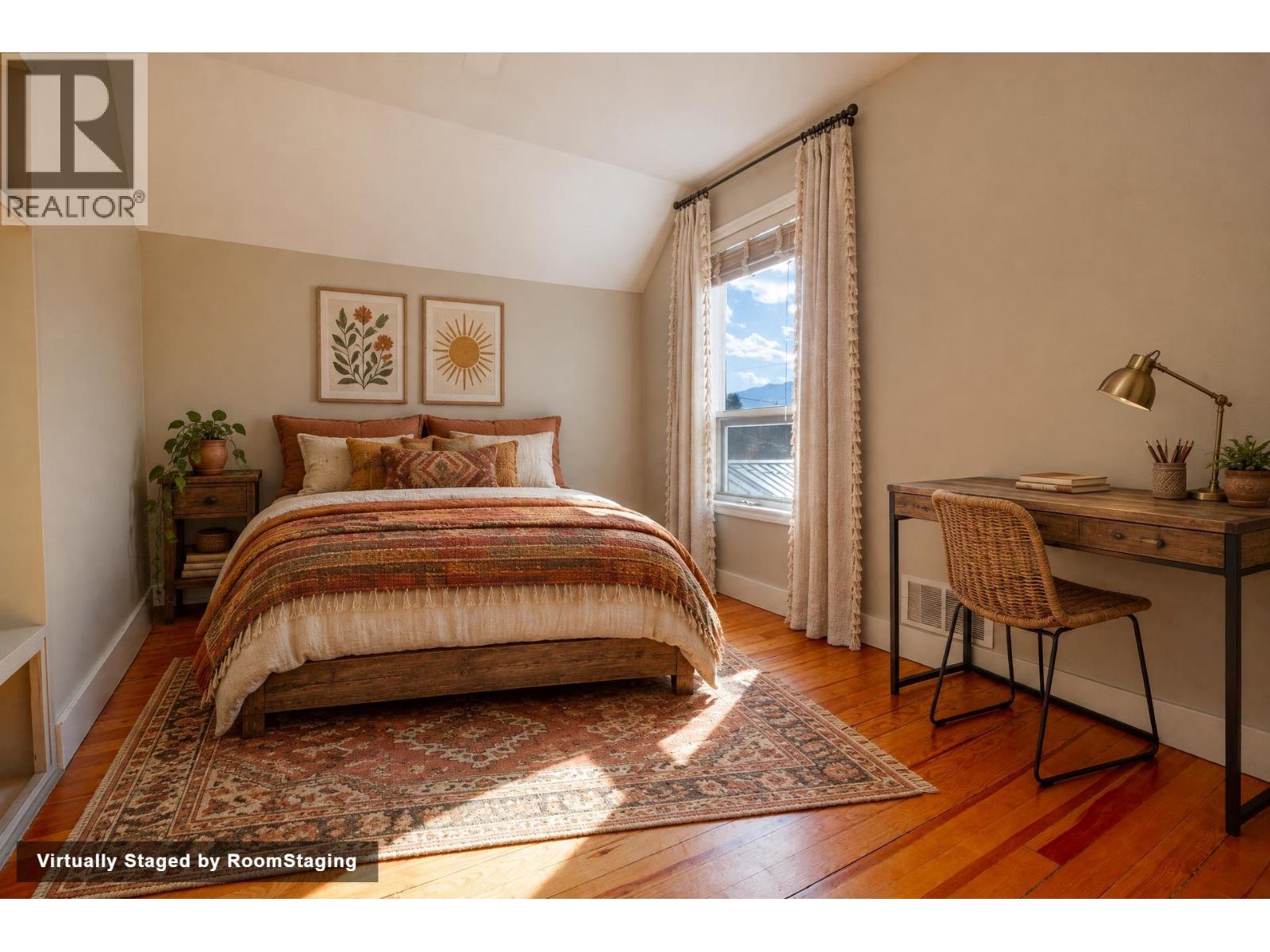 215 Sixth Street E
