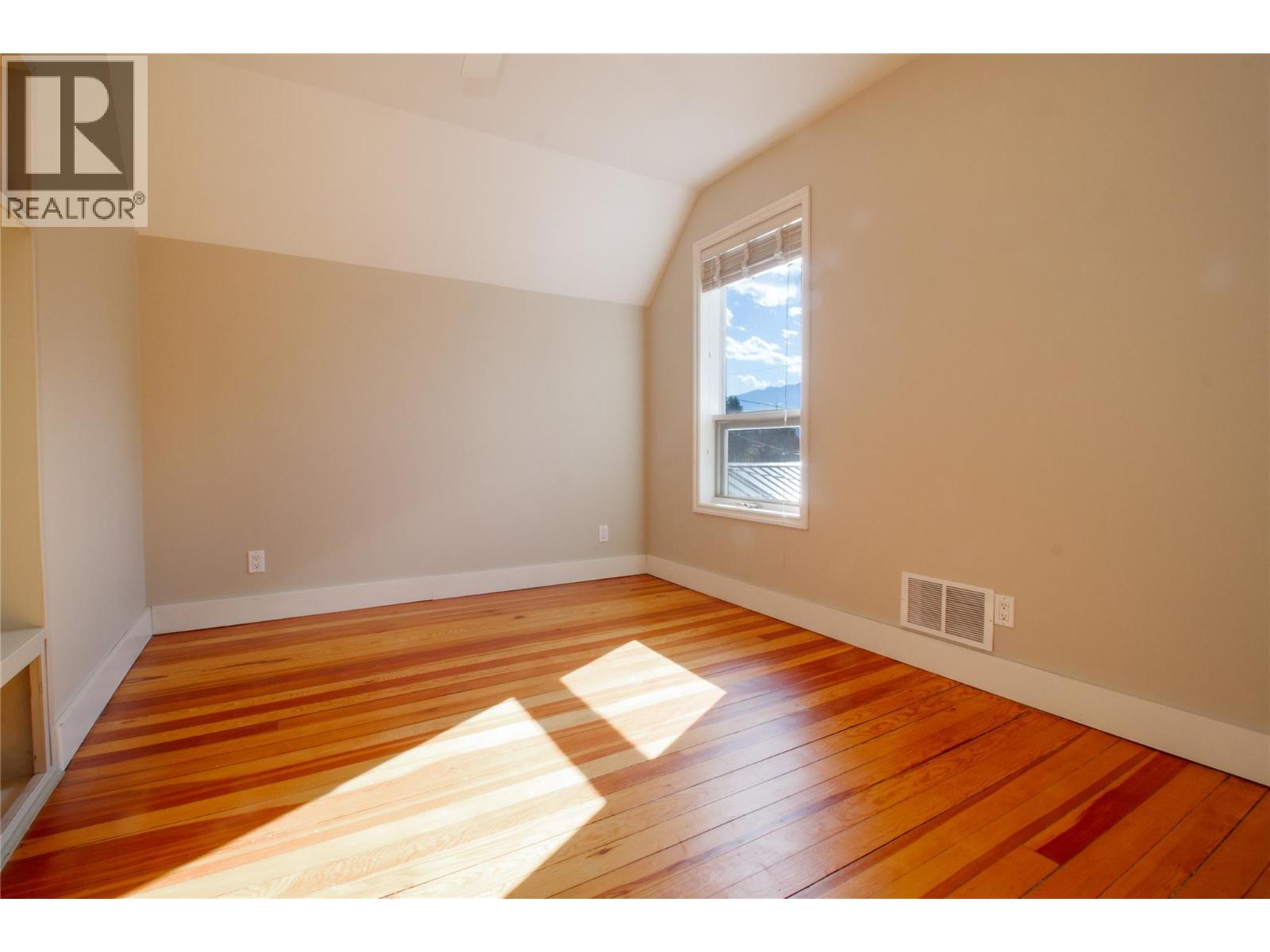 215 Sixth Street E