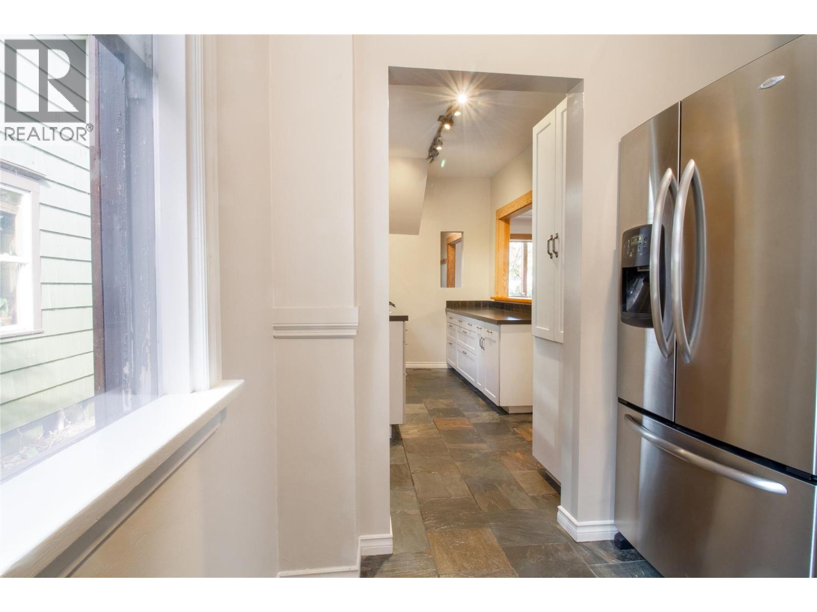 215 Sixth Street E