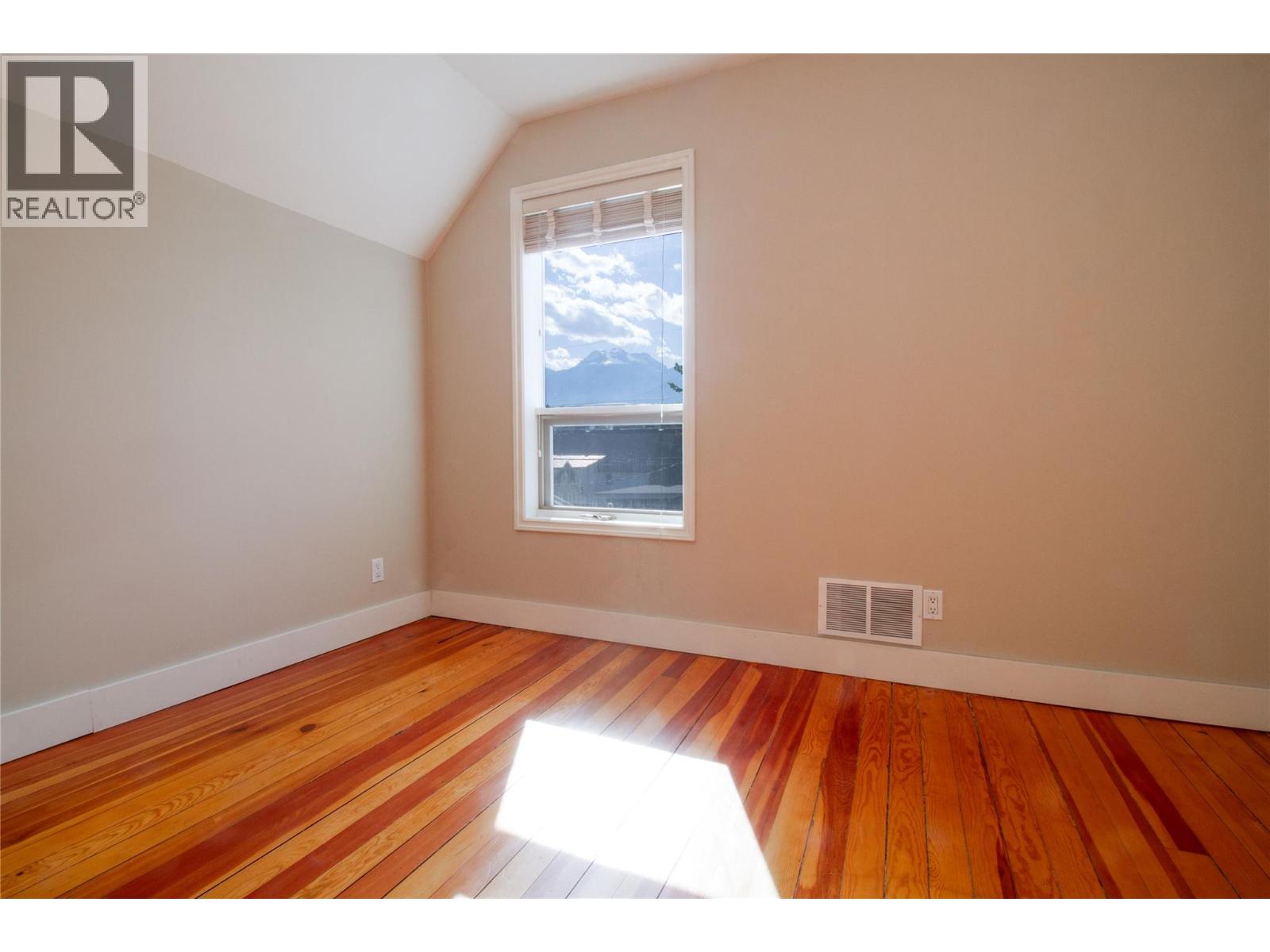 215 Sixth Street E
