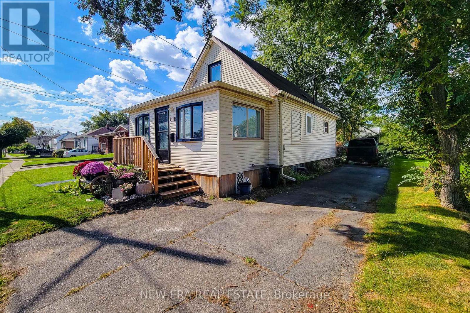 38 Clifford Avenue, Welland, Ontario  L3C 2G1 - Photo 2 - X14028448