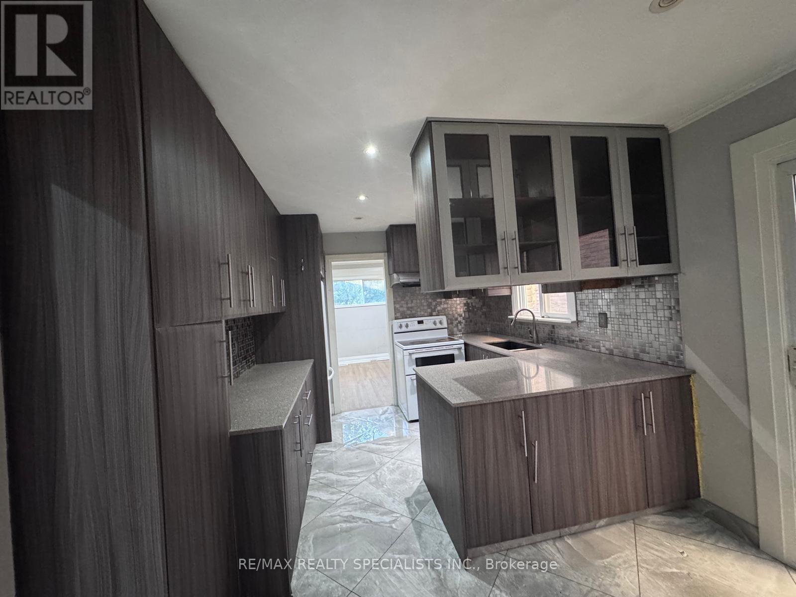52 Abelard Avenue, Brampton, Ontario  L6Y 2K8 - Photo 6 - W13819344