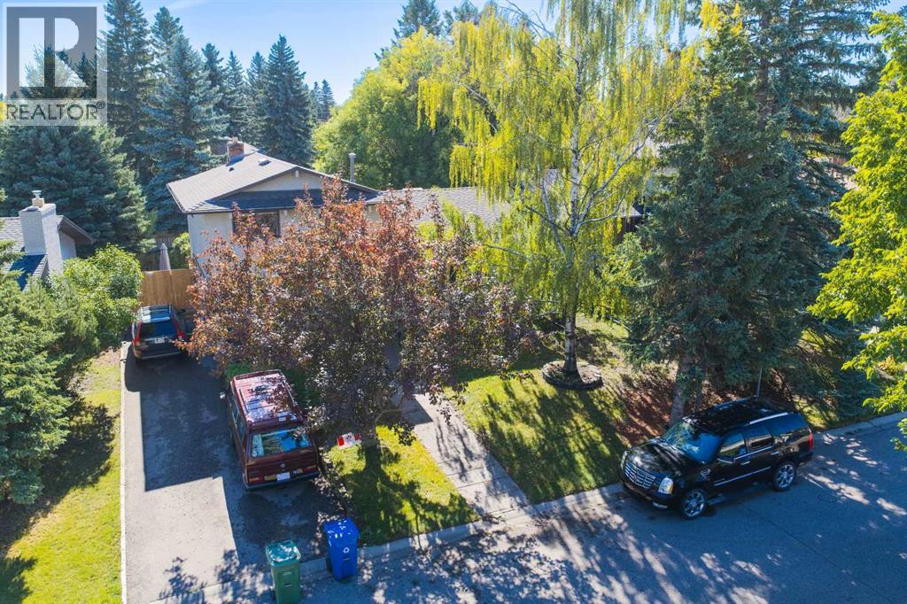 544 Brookmere Crescent SW, Calgary, Alberta  T2W 2R4 - Photo 4 - A2334460