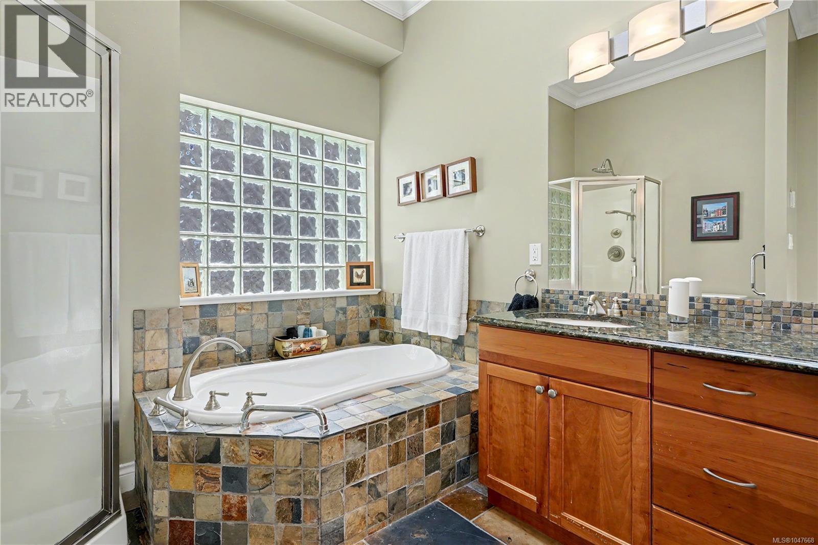 873 Country Club Dr
