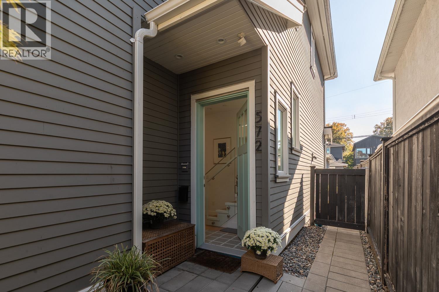 572 E 16TH AVENUE