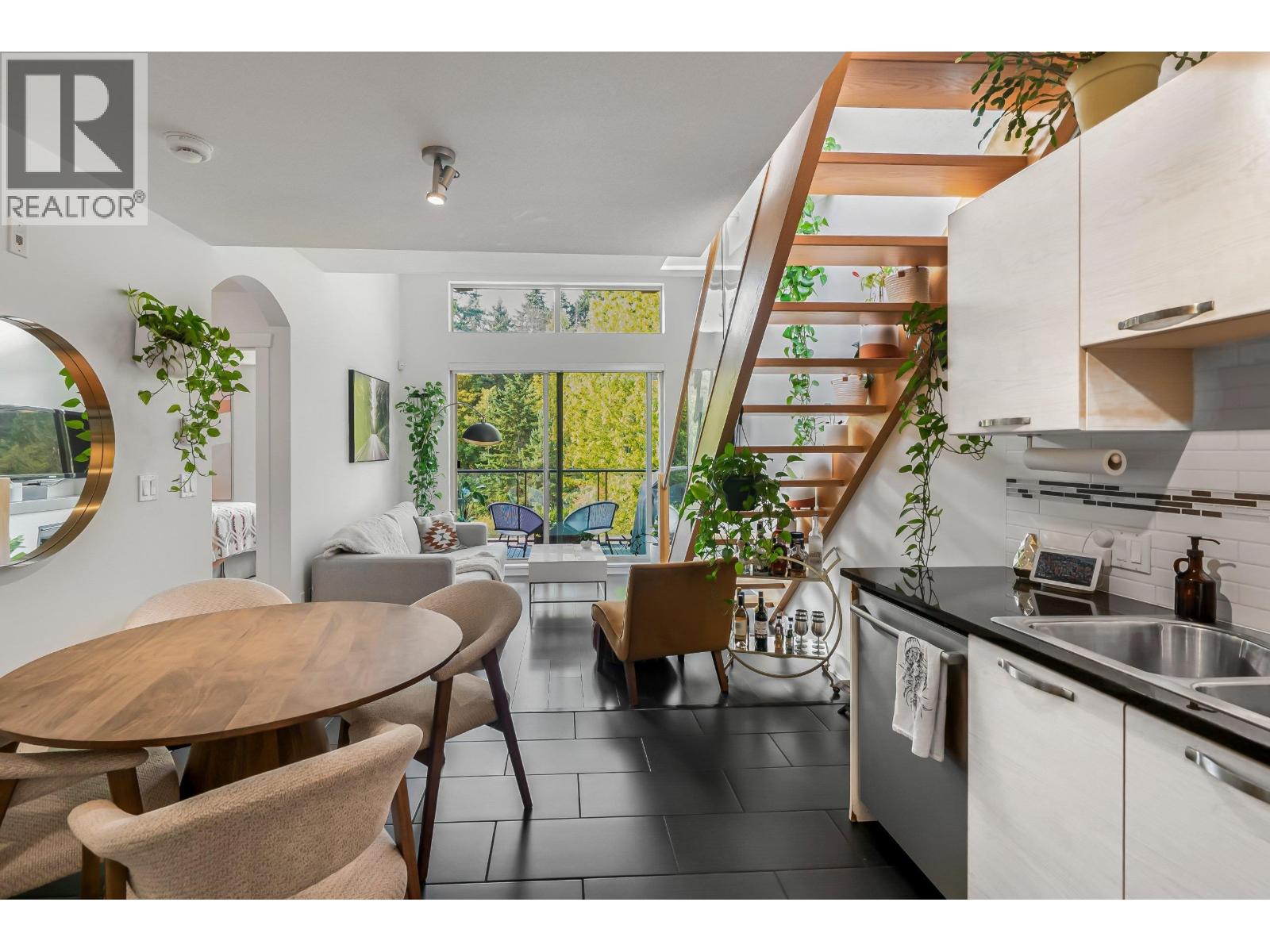401 7418 Byrnepark Walk, Burnaby, British Columbia  V3N 0B3 - Photo 1 - R3166254