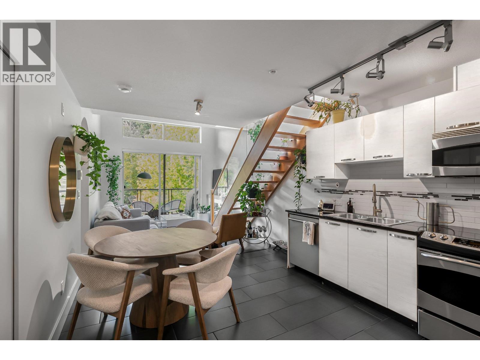 401 7418 Byrnepark Walk, Burnaby, British Columbia  V3N 0B3 - Photo 3 - R3166254
