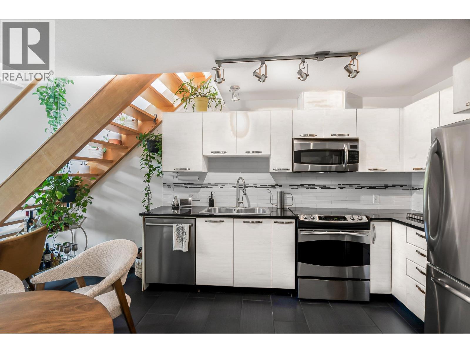 401 7418 Byrnepark Walk, Burnaby, British Columbia  V3N 0B3 - Photo 4 - R3166254
